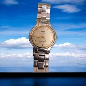 Q&Q Quartz Water Resistant WATCH vintage Metal Bracelet Gold Tone Bezel.